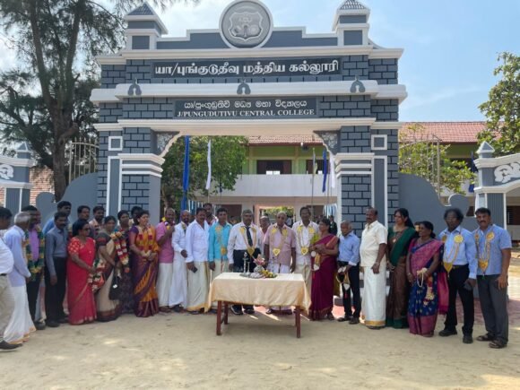 pungudutivu-central-college நாடெங்கிலும் உருவாக்கப்பட்ட ஆங்கிலப்பாடசாலைகளில் புங்குடுதீவு மகா வித்தியாலயமும் ஒன்றாகும். இலவசக் கல்வியின் தந்தையான அன்றைய கல்வி அமைச்சர் கௌரவ சி. டபிள்யு டபிள்யு கன்னங்கரா அவர்களாலும், தீவுப்பகுதியின் பிரதிநிதியாகவும், அரசங்கசபைத் தலைவராகவும் விளங்கிய சோ. வைத்தியலிங்கம் துரைசாமி அவர்களாலும் 17-01-1946 இல் அரசினர் கனிஷ்ட ஆங்கில வித்தியாலயம் (Government Junior English) என்ற பெயரில் ஆரம்பிக்கப்பட்ட பாடசாலையே இன்றைய புங்குடுதீவு மகா வித்தியாலயம். எமது கிராமத்தில் ஆங்கிலப்பாடசாலையை உருவாக்குவதற்காக முன்னின்று உழைத்தவர்களிலே அன்றைய கிராமத்தலைவர் திருவாளர் வ.பசுபதிப்பிள்ளை, திருவாளர் ஆ. சரவணமுத்து உடையார், திருவாளர். கு.யோகுப்பிள்ளை, திருவாளர். க. அம்பலவாணர் ஆகியோர் காலத்தால் போற்றப்படவேண்டியவர்கள்.இவ் வித்தியாலயத்தை உடனடியாக ஆரம்பிக்கப்படவேண்டிய தேவை ஏற்பட்டதனால் 17-01-1946 இல் புங்குடுதீவு ஸ்ரீ கணேச வித்தியாலயத்தின் ஒரு பகுதி கட்டிடத்தில் 150 மாணவர்களுடன் ஆரம்பிக்கப்பட்டது.
